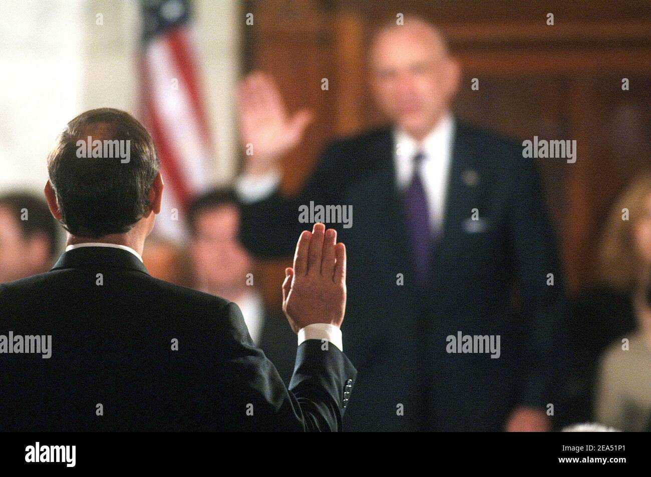 Il giudice John Roberts (L) è giurato dal Presidente del Comitato giudiziario Sen Arlen Spectre durante le sue audizioni di conferma per la Corte Suprema Chief Justice on Capitol Hill a Washington, DC, USA, il 12 settembre 2005. Il Senato ha iniziato una settimana di audizioni di conferma sulla nomina del giurista stellare Roberts a essere il prossimo capo della Corte Suprema degli Stati Uniti, il primo colpo di Pesident George W. Bush a riformare la corte alta per riflettere le sue opinioni conservatrici, dopo la morte di William Rehnquist 03 settembre. Foto di Olivier Douliery/ABACAPRESS.COM Foto Stock