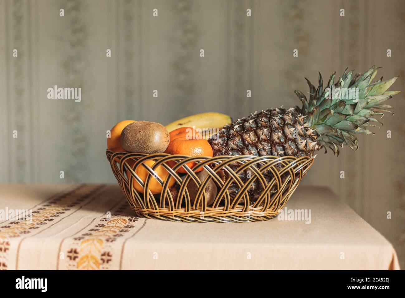 Cesto di frutta con frutta tropicale sul tavolo Foto Stock