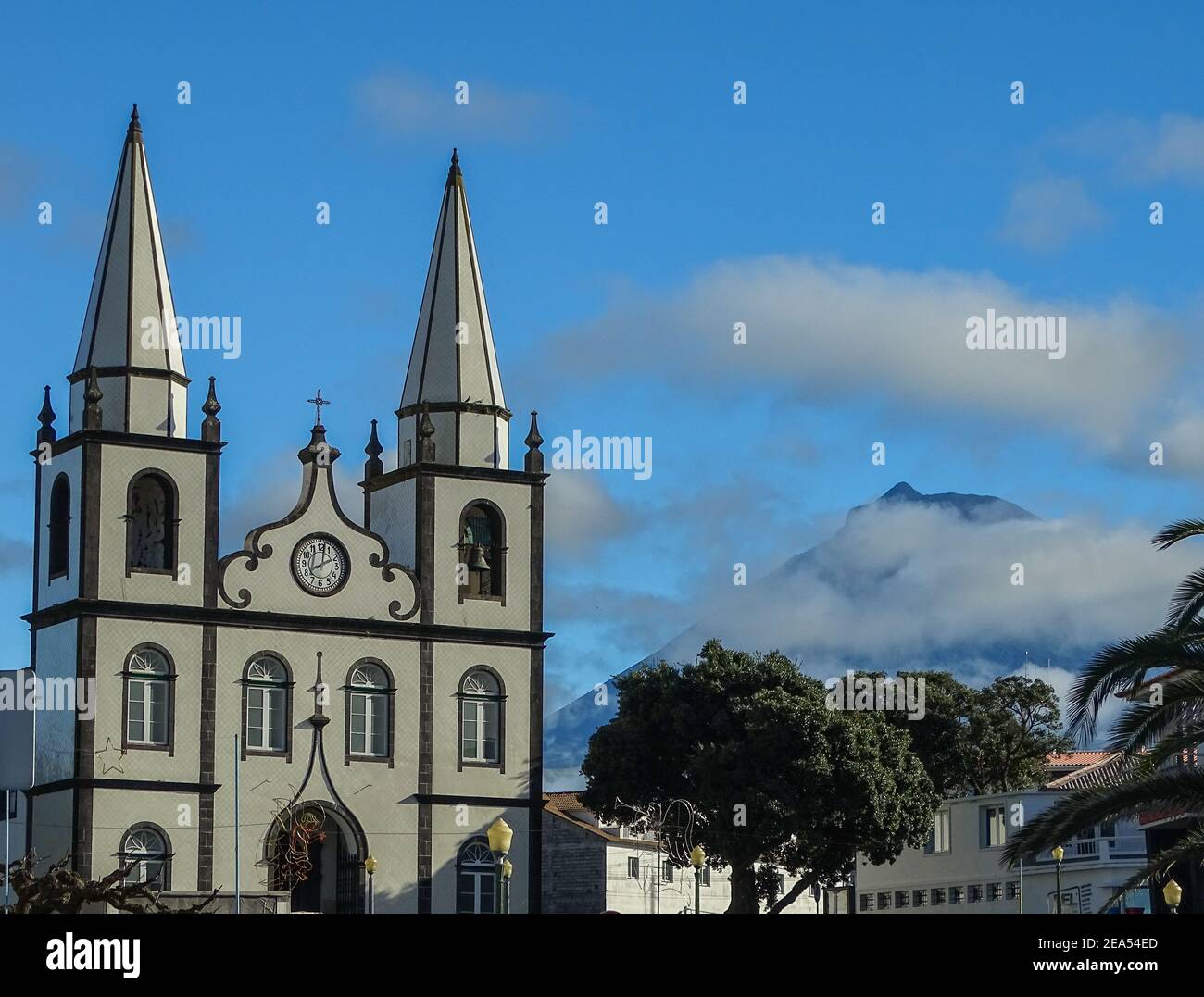 Montagna Pico, vista dalla piccola città, isole Azzorre, isola Pico, destinazione di viaggio in Europa. Foto Stock