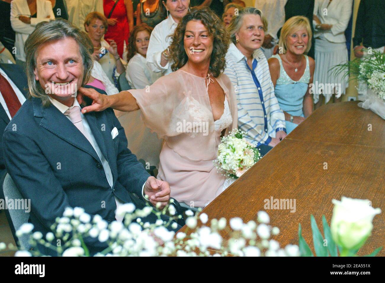 Lo yachtwoman francese Firenze Arthaud si sposa con Eric Charpentier, nell'isola di Porquerolles, Francia meridionale, il 23 settembre 2005. Foto di Gerald Holubowicz/ABACAPRESS.COM Foto Stock