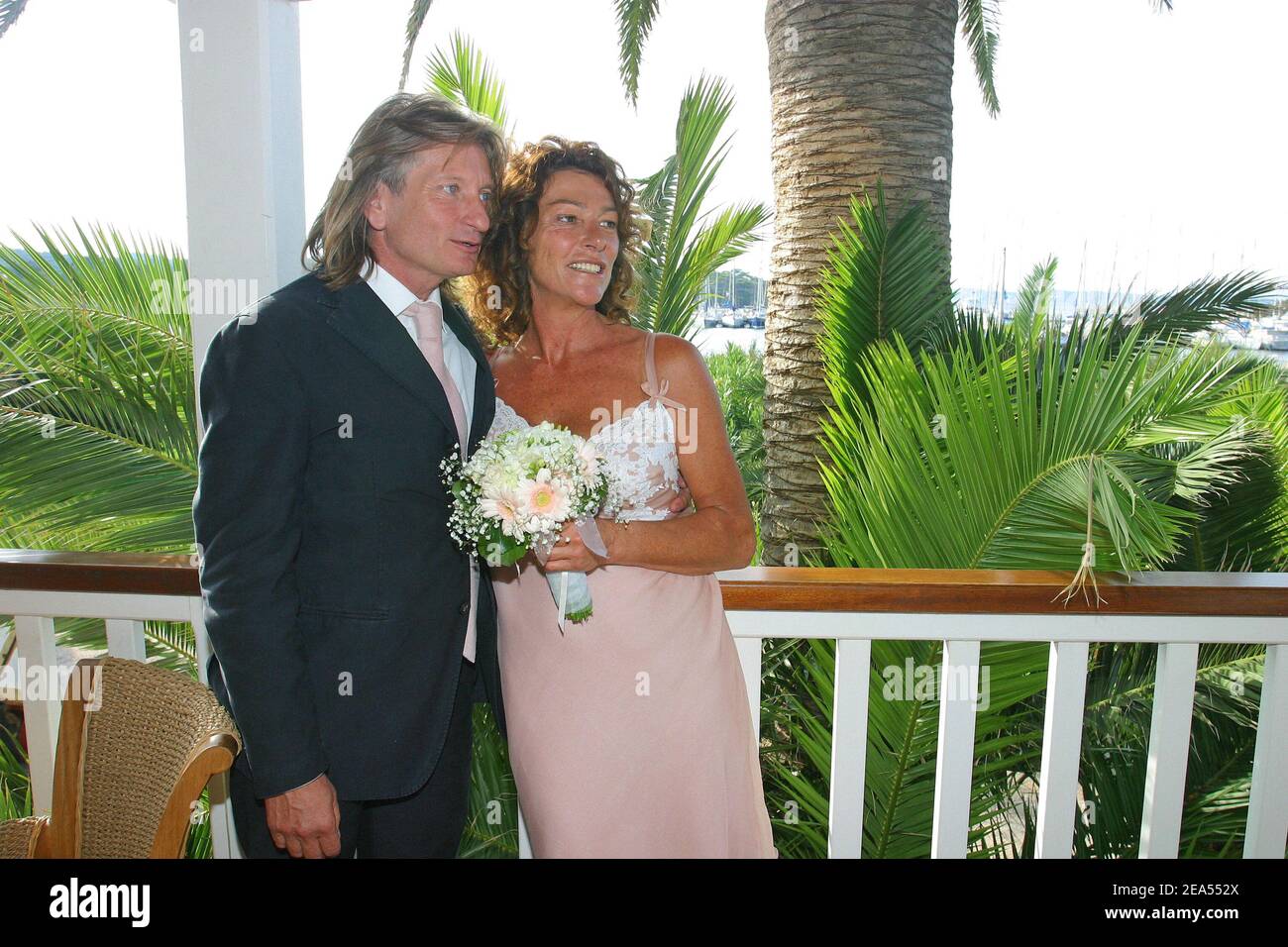 Lo yachtwoman francese Firenze Arthaud si sposa con Eric Charpentier, nell'isola di Porquerolles, Francia meridionale, il 23 settembre 2005. Foto di Gerald Holubowicz/ABACAPRESS.COM Foto Stock