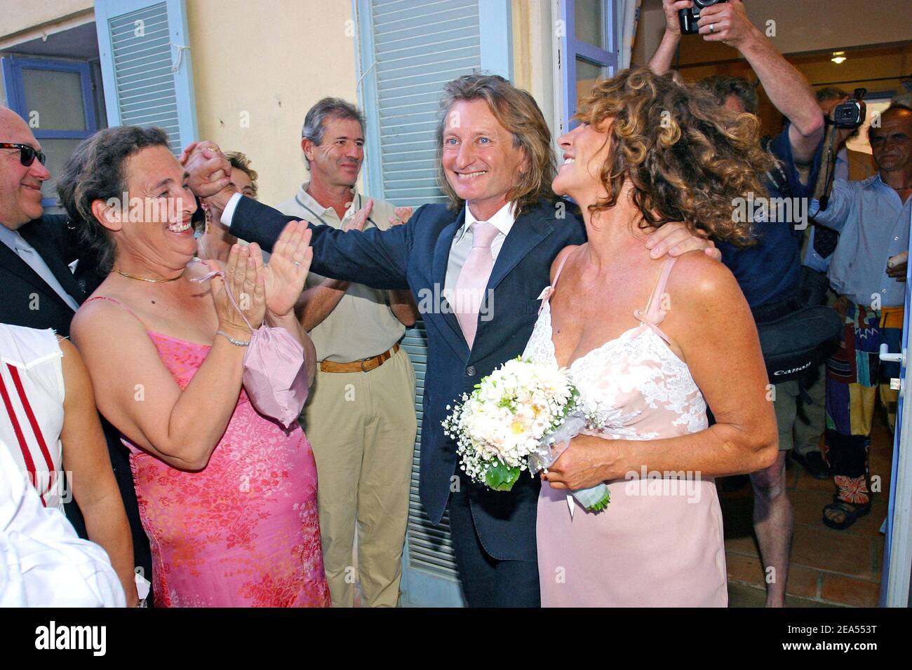 Lo yachtwoman francese Firenze Arthaud si sposa con Eric Charpentier, nell'isola di Porquerolles, Francia meridionale, il 23 settembre 2005. Foto di Gerald Holubowicz/ABACAPRESS.COM Foto Stock