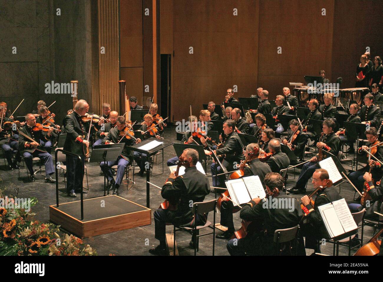 L'orchestra sinfonica di 'la Garde Rpublicaine' si esibisce sul palco di un evento di beneficenza il 'Gala de l'Espoir' organizzato da 'le comite de Paris de la ligue contre le Cancer' in aiuto di una ricerca tenutasi presso il Teatro Champs-Elysees di Parigi, in Francia, il 28 settembre 2005. Foto di Benoit Pinguet/ABACAPRESS.COM Foto Stock