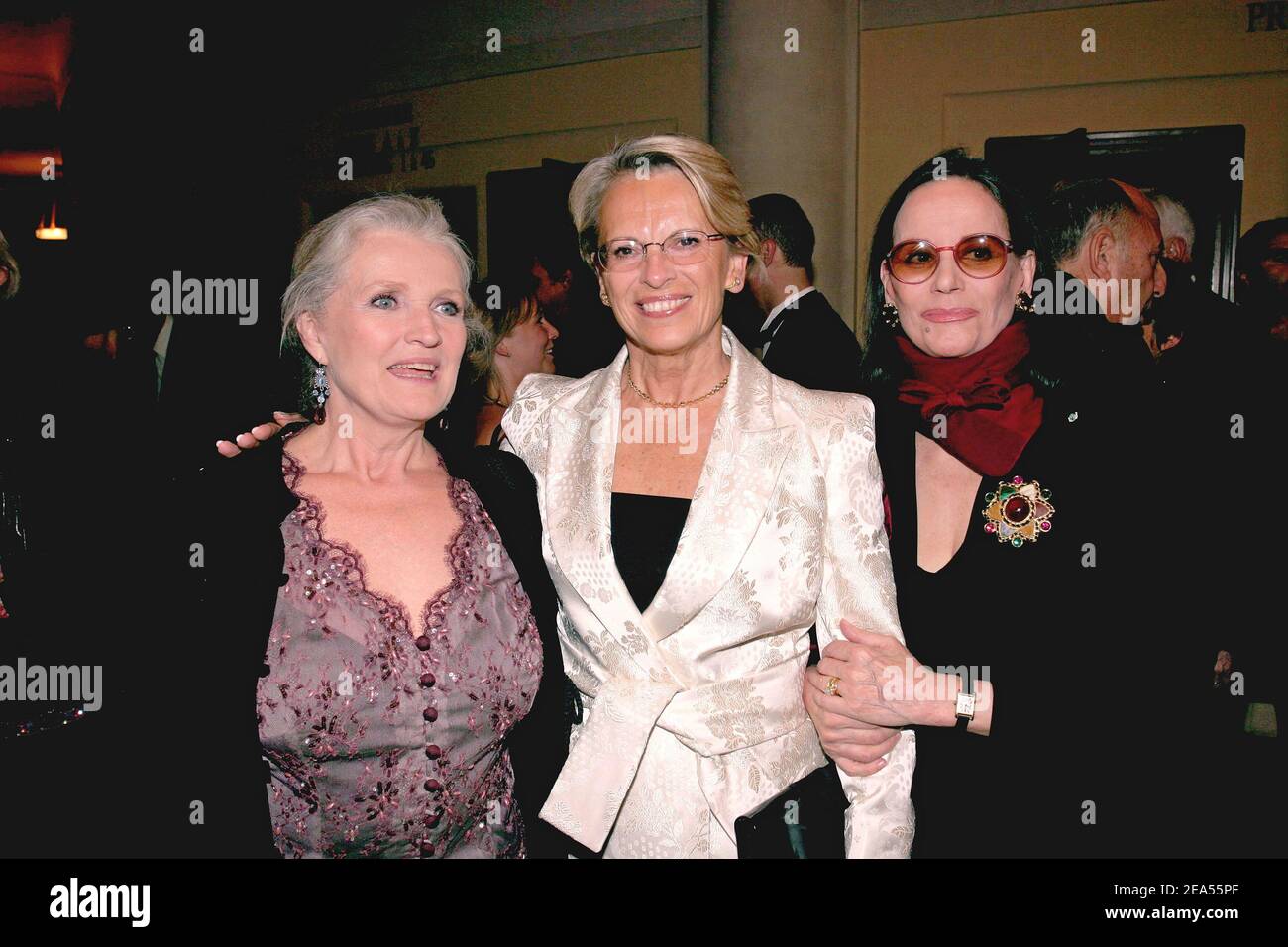 l a r) l'attrice francese Marie-Christine Barrault, ministro della Difesa Michele Alliot-Marie, attrice francese Claudine Auger, partecipa ad un evento benefico il 'Gala de l'Espoir' organizzato da 'le comite de Paris de la ligue contre le Cancer' a sostegno di ricerche svoltesi presso il Teatro Champs-Elysees di Parigi, in Francia, il 28 settembre; 2005. Foto di Benoit Pinguet/ABACAPRESS.COM Foto Stock