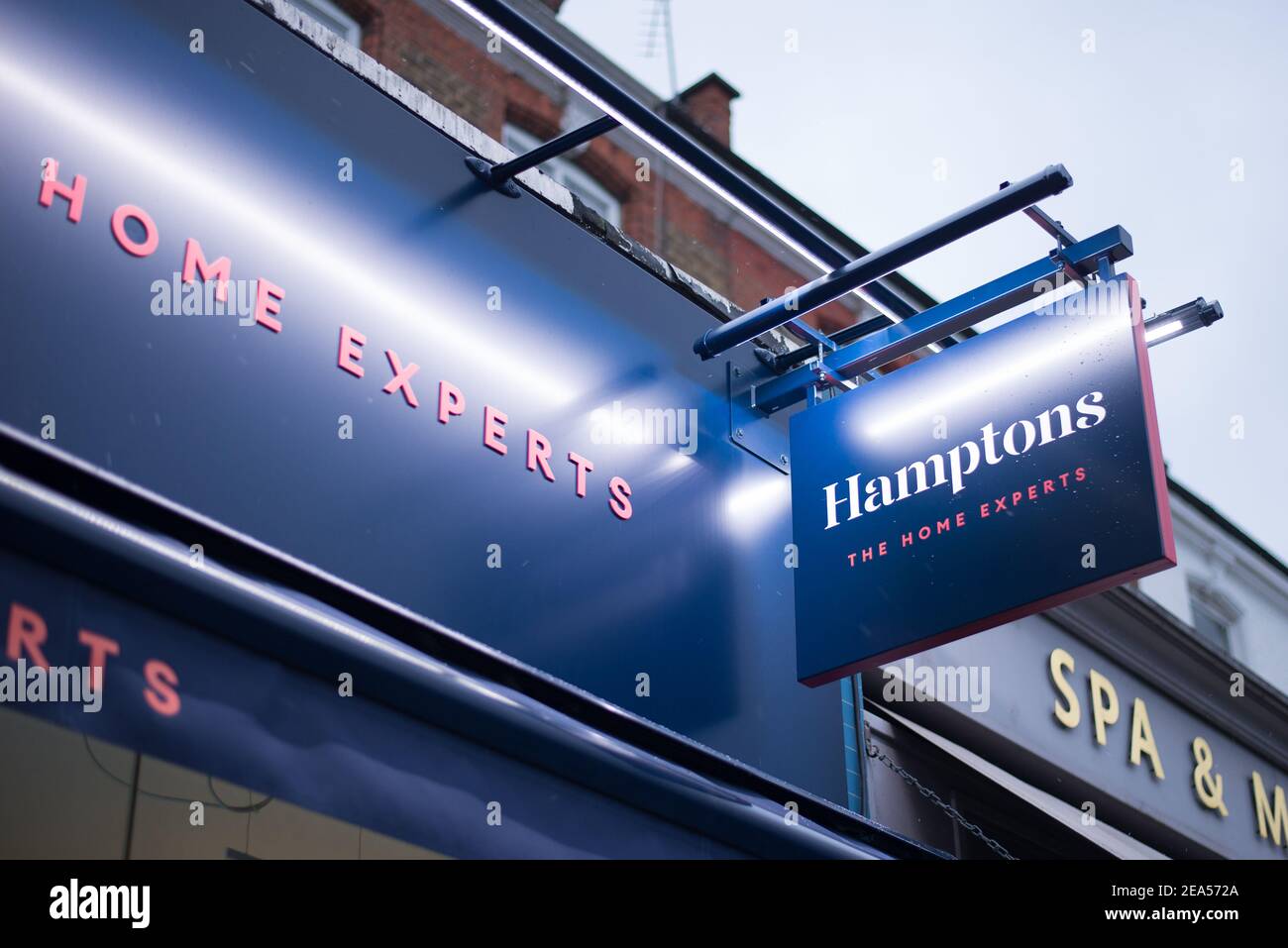 Logo Negozio segno Negozio Brand Front Retail Retailer Hamptons Estate Agents, 48 Turnham Green Terrace, Chiswick, Londra W4 1QP Foto Stock