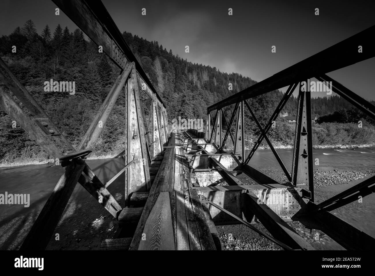 Foto in bianco e nero di un ponte sul fiume di montagna. Splendido paesaggio di montagne Carpazi. Ucraina. Foto Stock