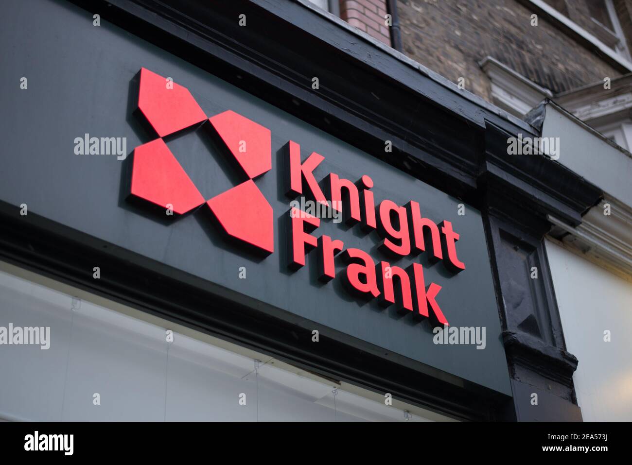 Logo Negozio segno Negozio Brand Front Retail Retailer Company High Quality Knight Frank, 64 Turnham Green Terrace, Chiswick, Londra W4 1QN Foto Stock