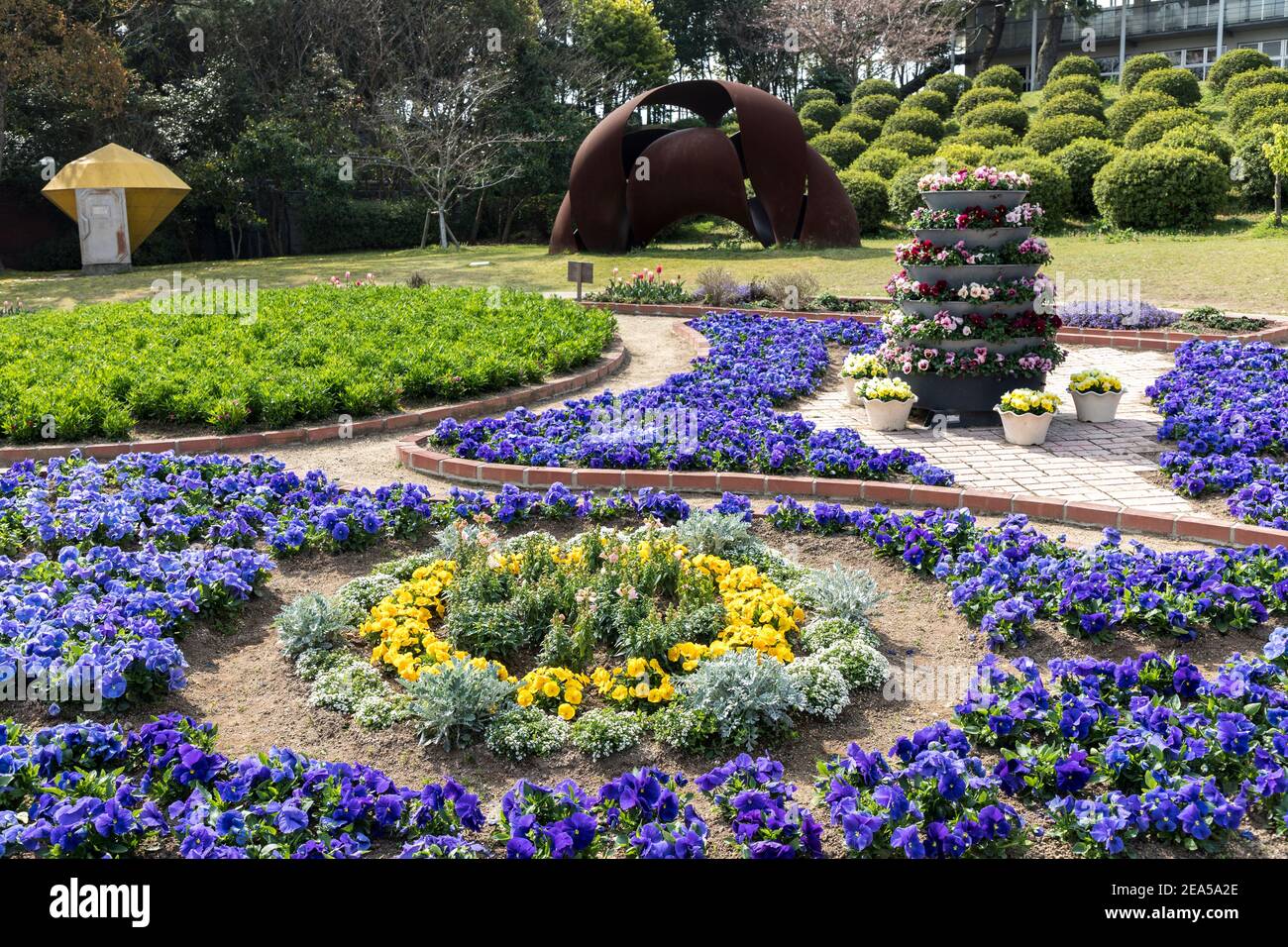 Giardini e fiori con opere d'arte, Tokiwa Park, Ube City, Yamaguchi, Giappone Foto Stock