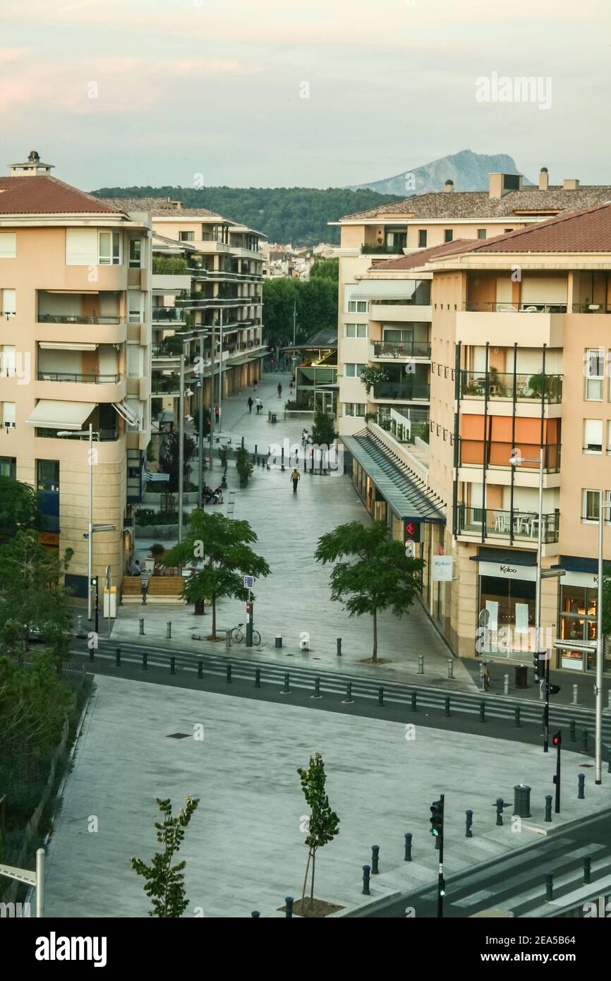 AIX EN PROVENCE, FRANCIA - 28 GIUGNO 2009: Panorama di Aix en Provence dall'alto con un focus sul quartiere moderno di strade vuote di vicoli provenc Foto Stock