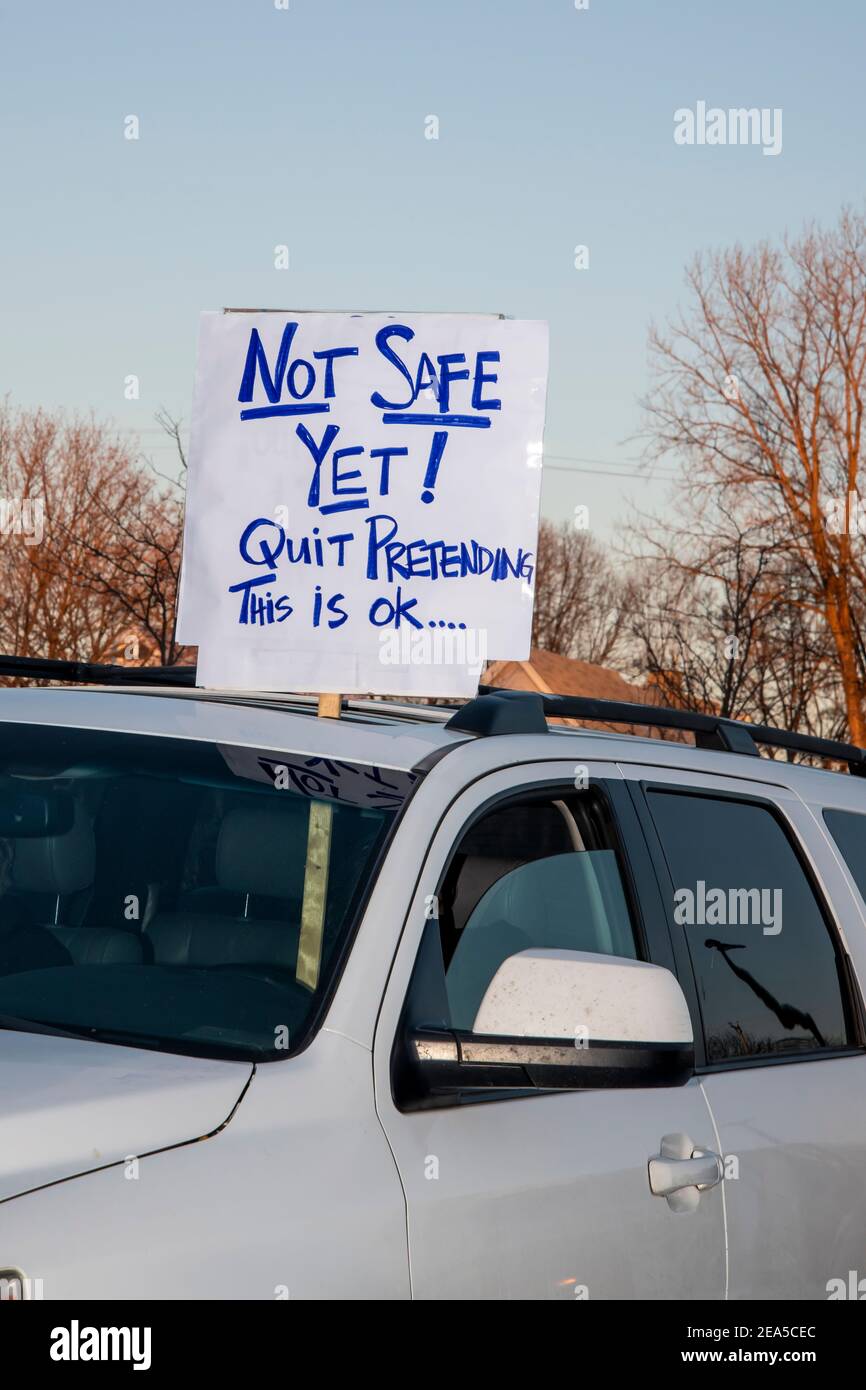 Minneapolis, Minnesota. Scuole pubbliche di Minneapolis. Auto caravan protesta. Rally per richiedere un ritorno sicuro all'apprendimento di persona nelle scuole. Foto Stock