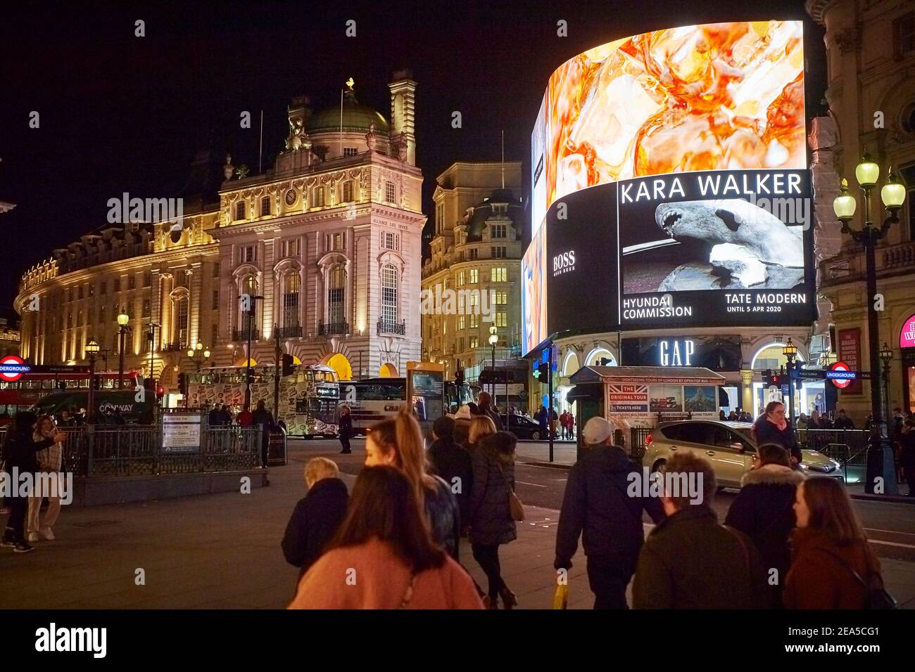 Piccadilly Circus è un incrocio stradale e spazio pubblico del West End di Londra nella città di Westminster. Famoso per l'enorme display video e stato occupato. Foto Stock