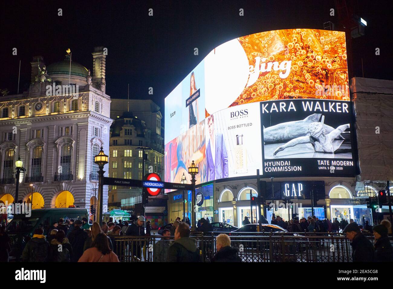 Piccadilly Circus è un incrocio stradale e spazio pubblico del West End di Londra nella città di Westminster. Famoso per l'enorme display video e stato occupato. Foto Stock