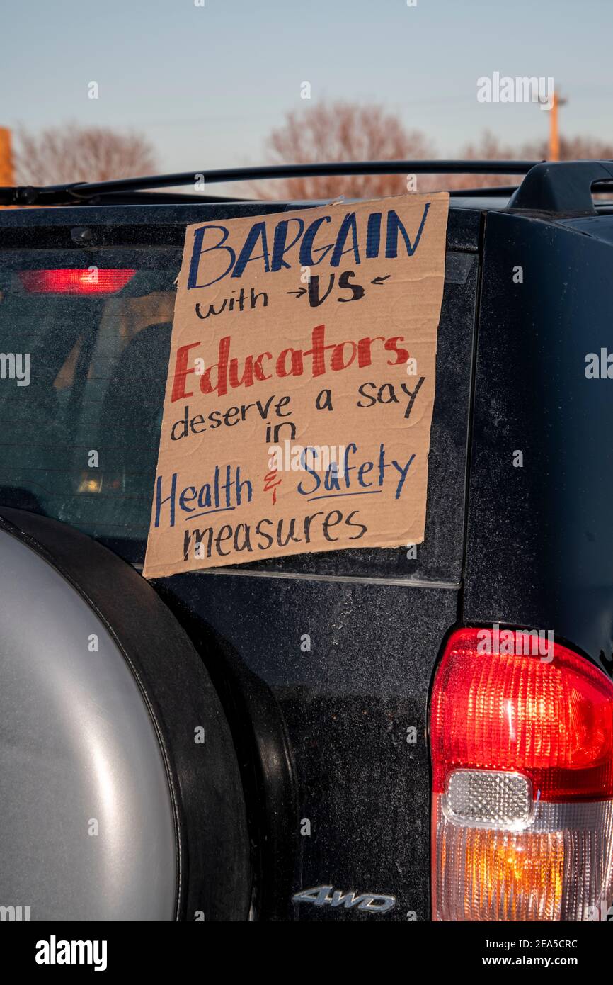 Minneapolis, Minnesota. Auto caravan protesta. Rally per richiedere un ritorno sicuro all'apprendimento di persona nelle scuole. Scuole pubbliche MPLS. Foto Stock