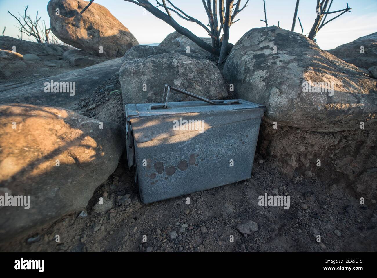 Una 'cache' geocaching nascosta tra le rocce, un'attività ricreativa popolare dove i geocachers cercano questi tesori utilizzando il gps. Foto Stock