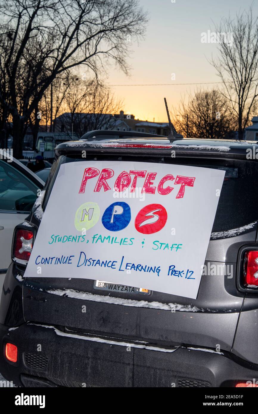 Minneapolis, Minnesota. Auto caravan protesta. Rally per richiedere un ritorno sicuro all'apprendimento di persona. Scuole pubbliche MPLS. Foto Stock