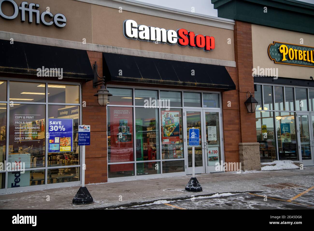 Minneapolis, Minnesota. Gamestop è una catena di rivenditori che offre  videogiochi, console, controller e accessori nuovi e usati Foto stock -  Alamy