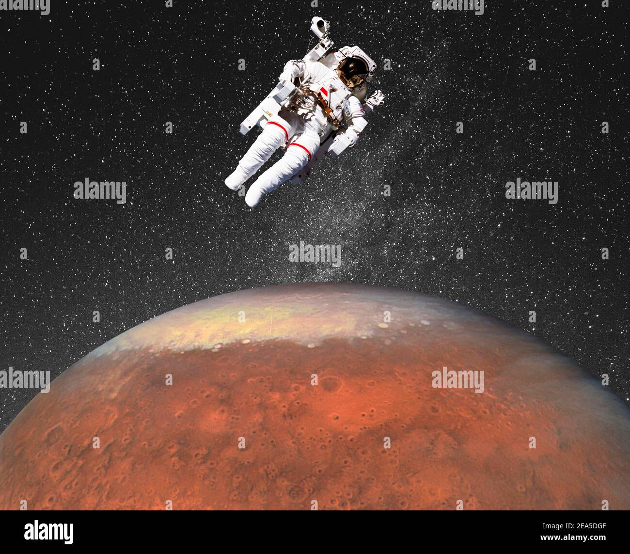 Conquistare Mars, la nuova corsa spaziale. Spacewalk intorno Mars il pianeta rosso Foto Stock