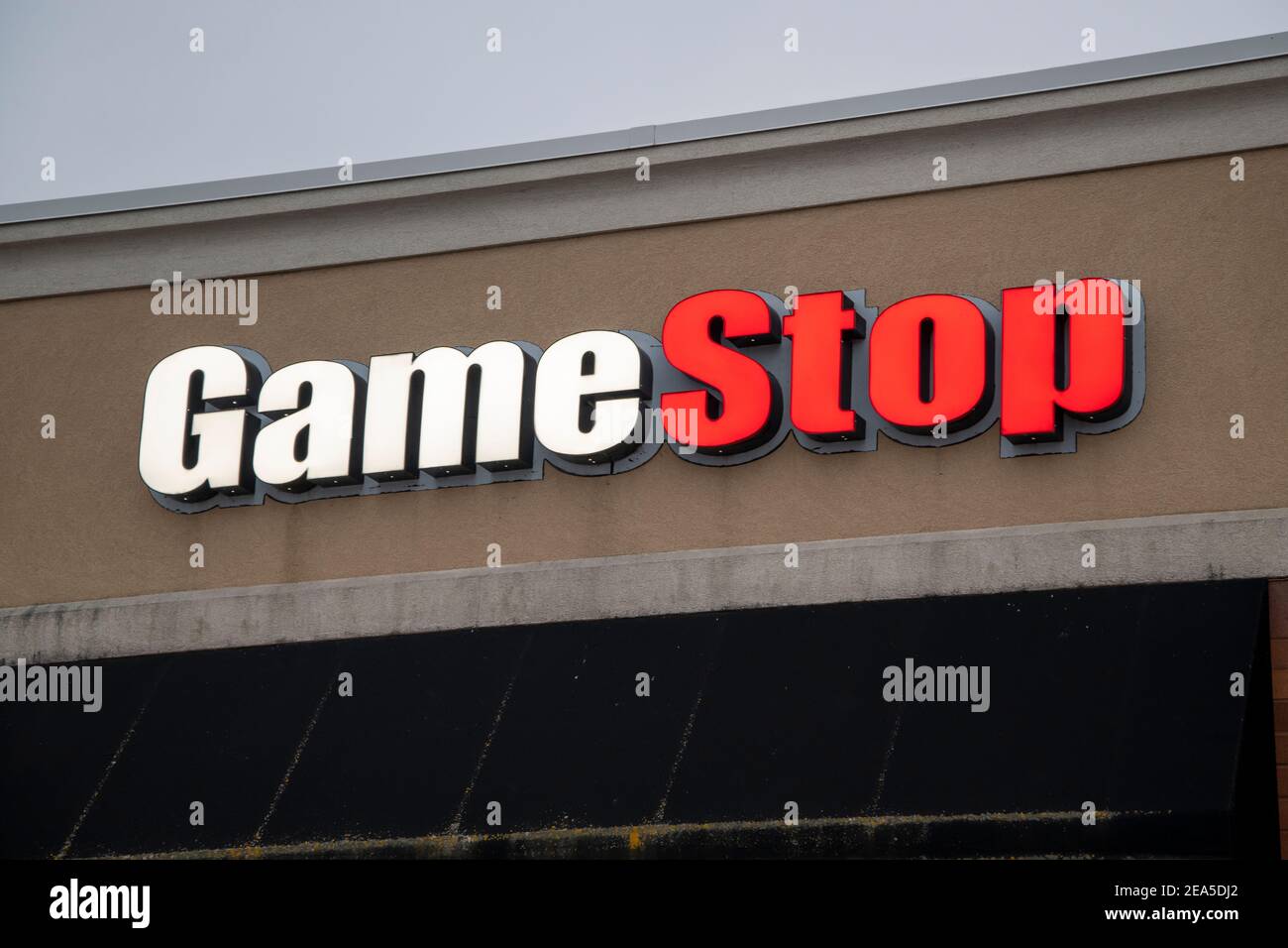 Minneapolis, Minnesota. Gamestop è una catena di rivenditori che offre videogiochi, console, controller e accessori nuovi e usati. Foto Stock