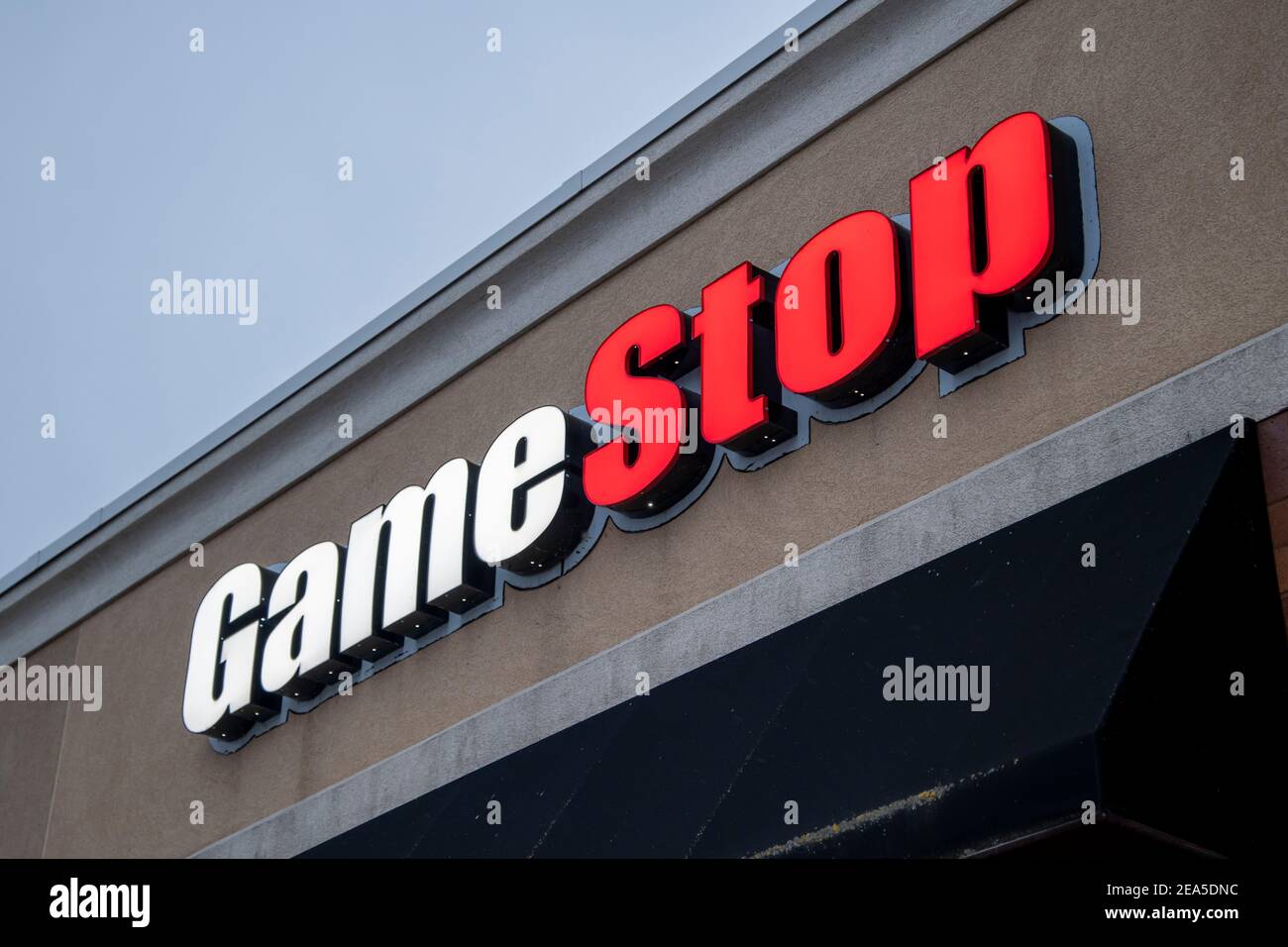 Minneapolis, Minnesota. Gamestop è una catena di rivenditori che offre videogiochi, console, controller e accessori nuovi e usati. Foto Stock