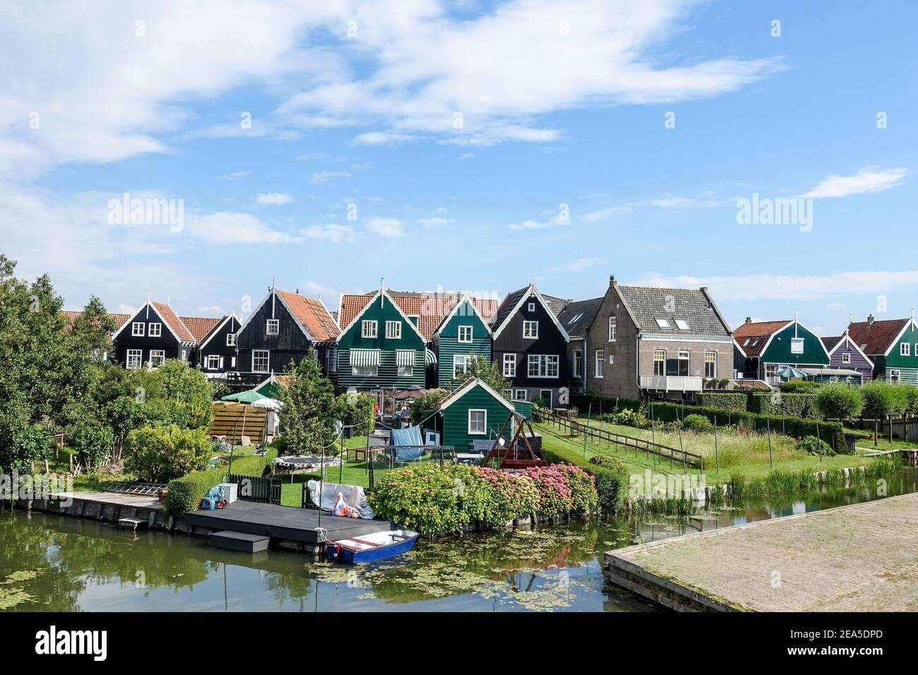 Tipiche case olandesi nel pittoresco villaggio e porto di Marken, Olanda del Nord, Paesi Bassi Foto Stock