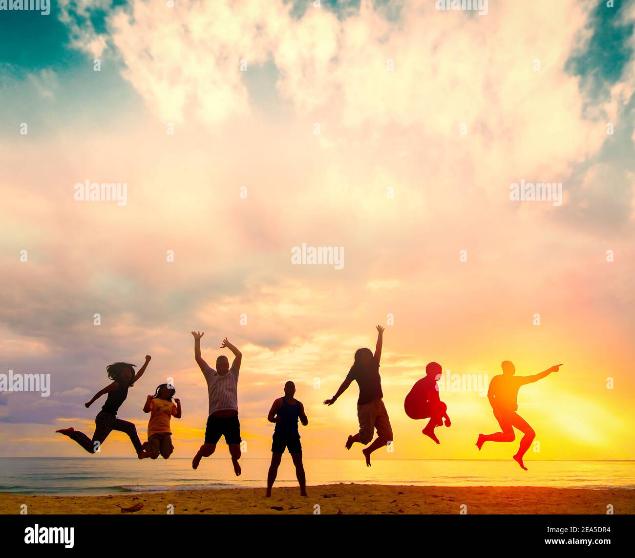 Famiglia felice gruppo di persone celebrare salto per una buona vita sul concetto di fine settimana per vincere la vittoria, persona fede in libertà finanziaria benessere sano, Grande Foto Stock