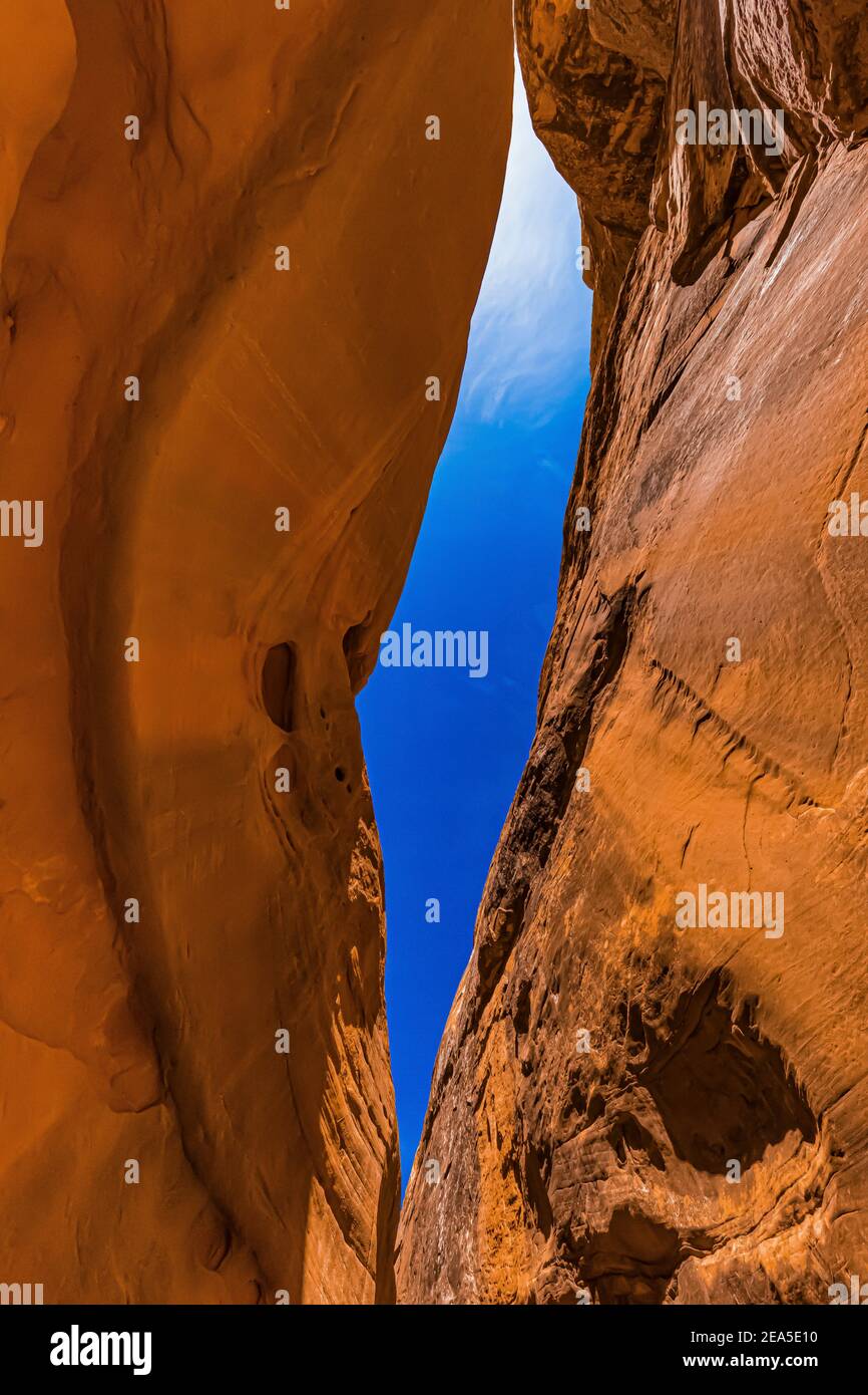 Formazioni di arenaria Navajo dei narcow all'interno del Little Wild Horse Canyon nel San Rafael Swell, Utah meridionale, USA Foto Stock