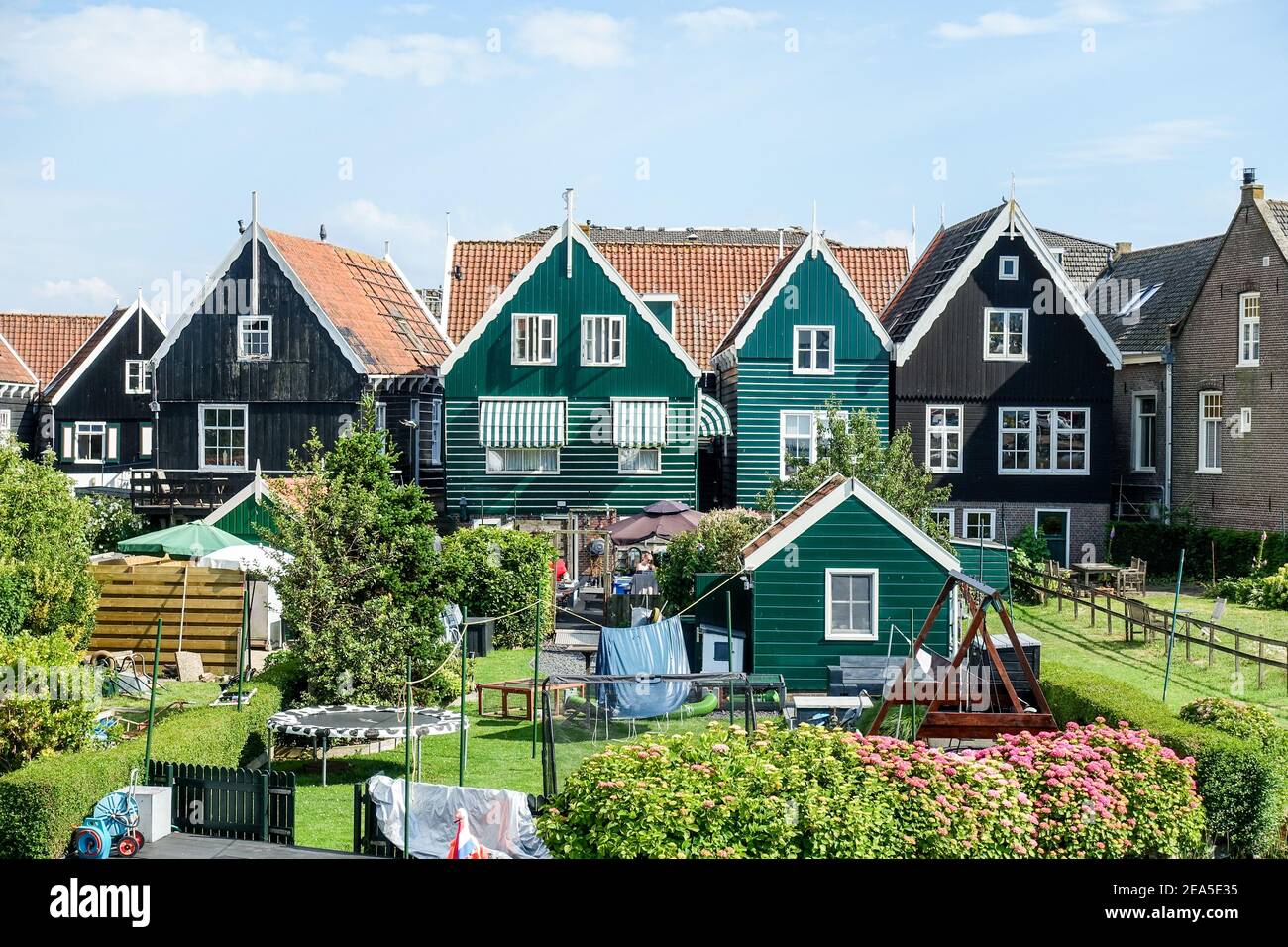 Tipiche case olandesi nel pittoresco villaggio e porto di Marken, Olanda del Nord, Paesi Bassi Foto Stock
