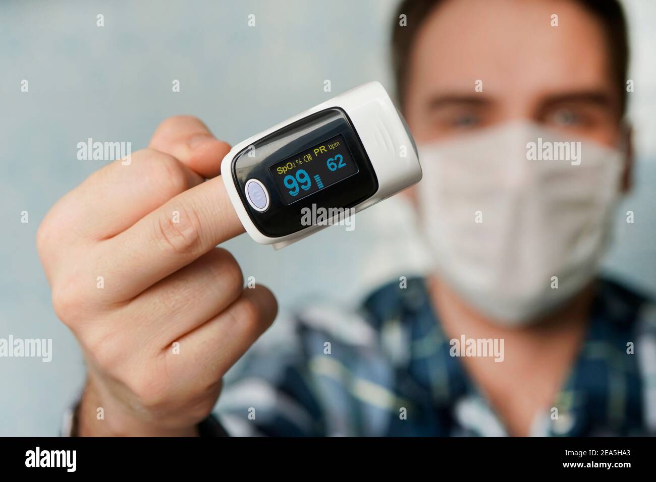 Pulsossimetro, dispositivo digitale a dito per misurare la saturazione di  ossigeno nel sangue. Una ridotta ossigenazione è un segnale di emergenza di  polmonite, ad esempio causata da Foto stock - Alamy