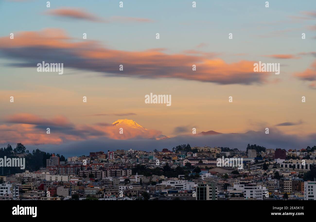 Cayambe vulcano tramonto e Quito città, Ecuador. Foto Stock