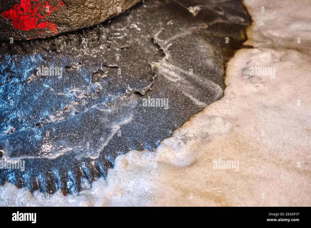 Processo di flottazione industriale. Riprese ravvicinate. La corrente di liquido e minerale viene separata in frazioni liquide e schiume Foto Stock