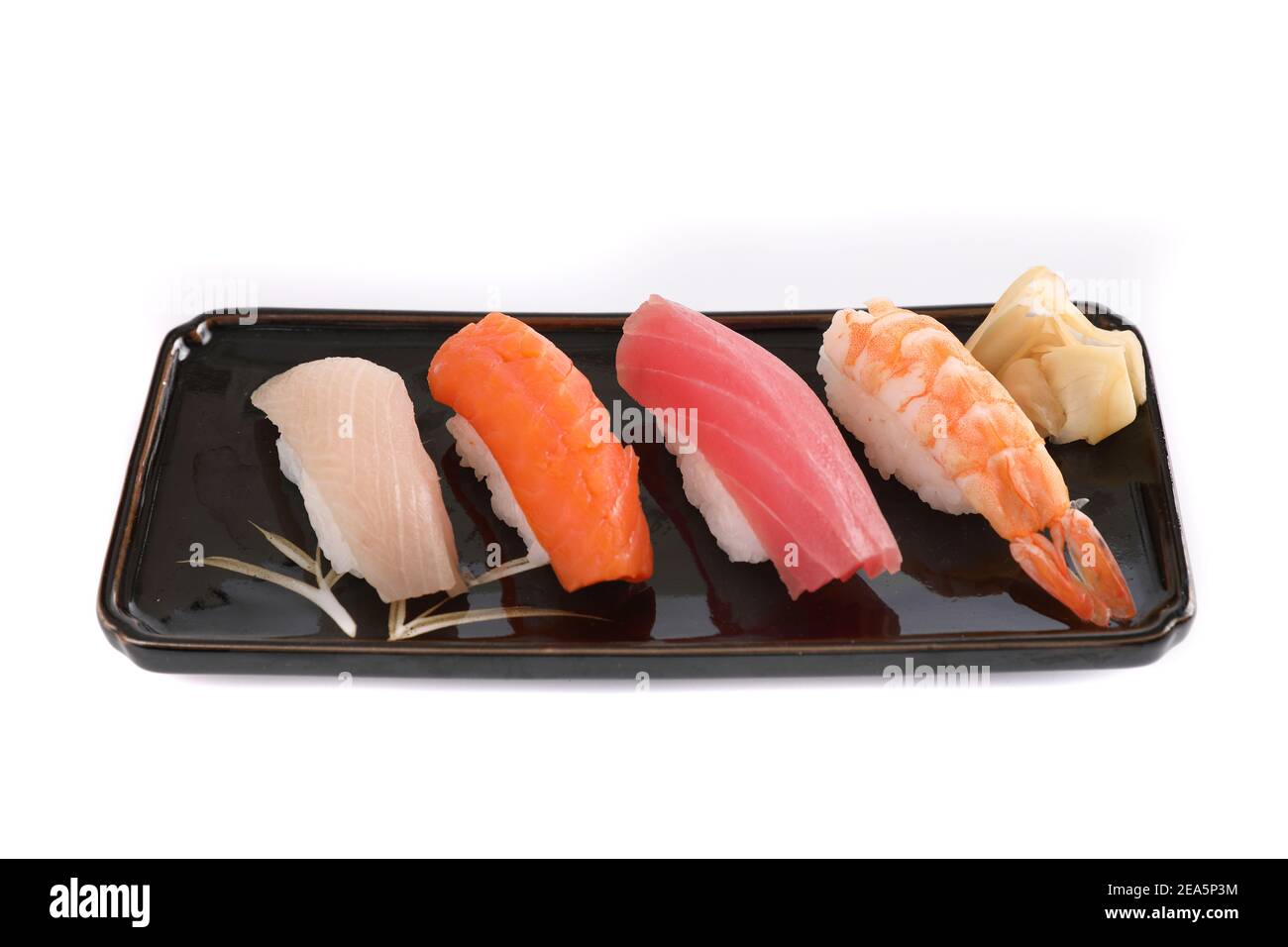 Set di sushi, sushi giapponese cibo salmone tonno gamberi e spigola isolato in fondo bianco Foto Stock