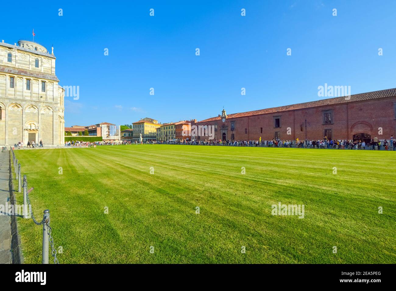 Una grande folla di turisti si allineano in piazza del Duomo, o Piazza dei Miracoli a Pisa Italia mentre visitano la Torre Pendente e la cattedrale. Foto Stock