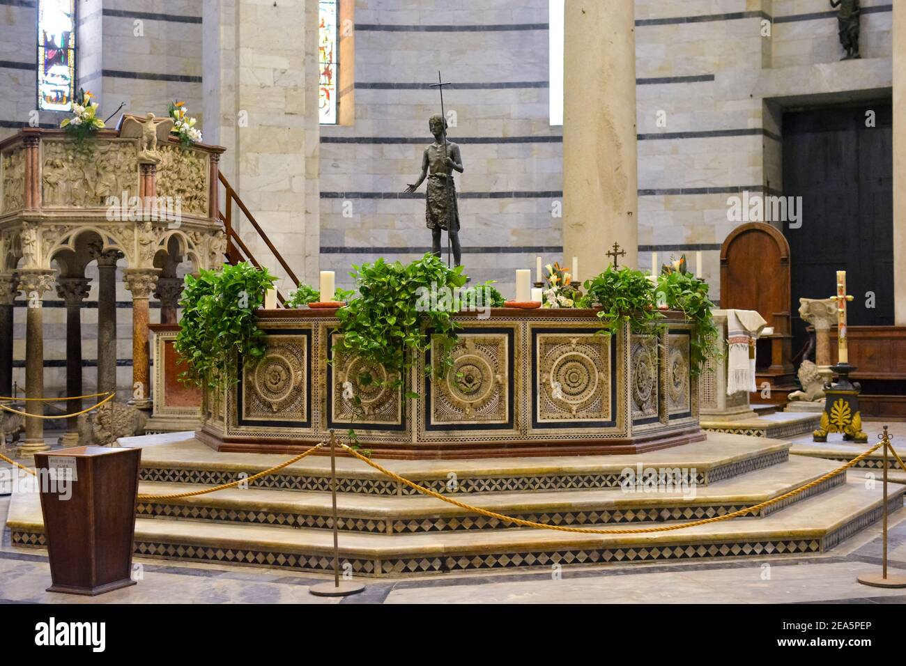 Il Romanico pulpito interno del Pisa Baptisterty di San Giovanni in piazza dei Miracoli a Pisa Italia Foto Stock