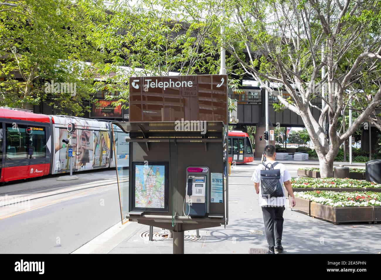 Telefono pubblico tradizionale Telstra stand con tecnologia di rete fissa, città di Sydney Centro, NSW, Australia Foto Stock