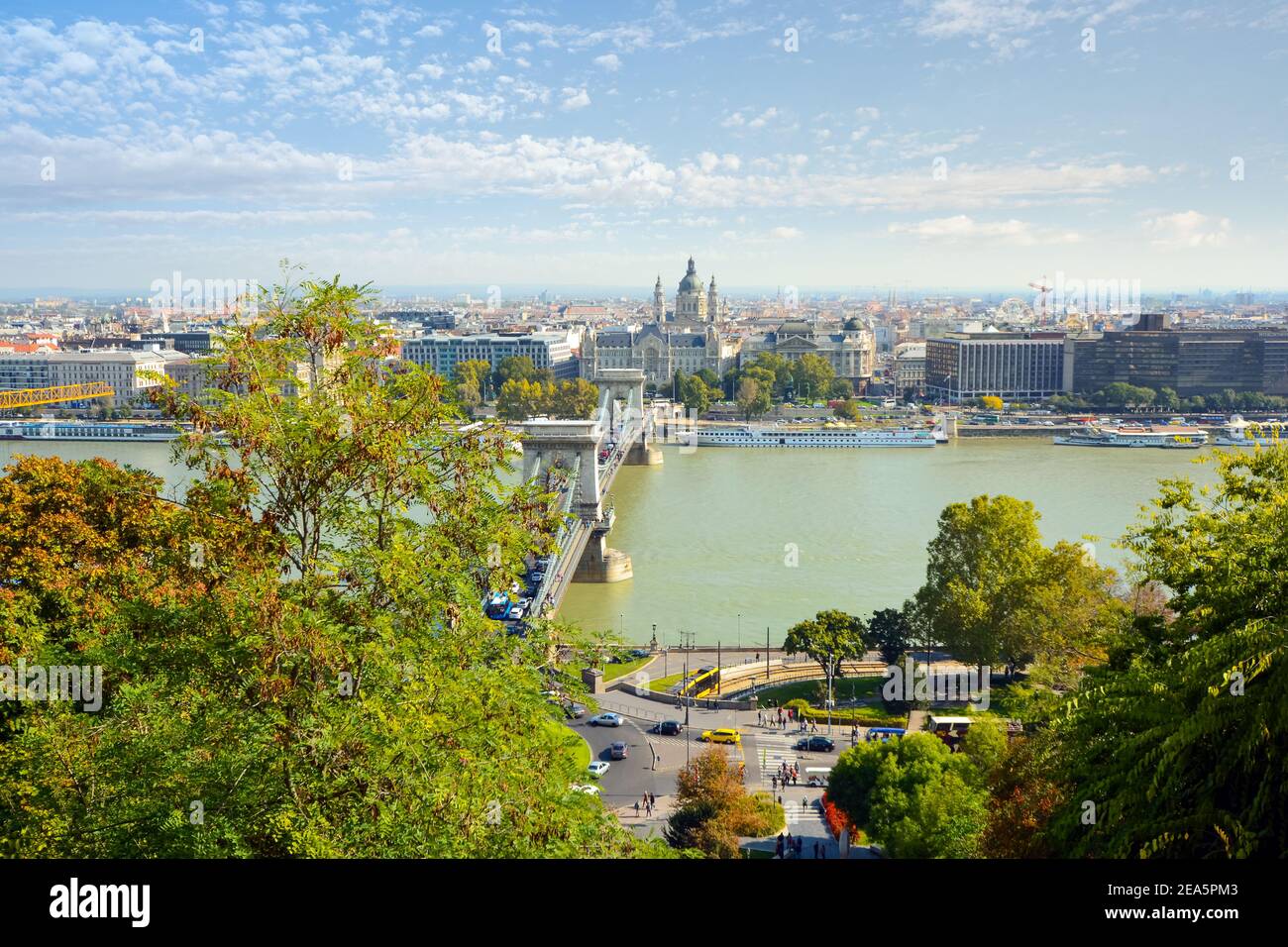 Una vista di Pest dal Castello di Buda Hill complessa che mostra il lungomare, il Danubio e il Ponte della Catena in un pomeriggio soleggiato. Foto Stock