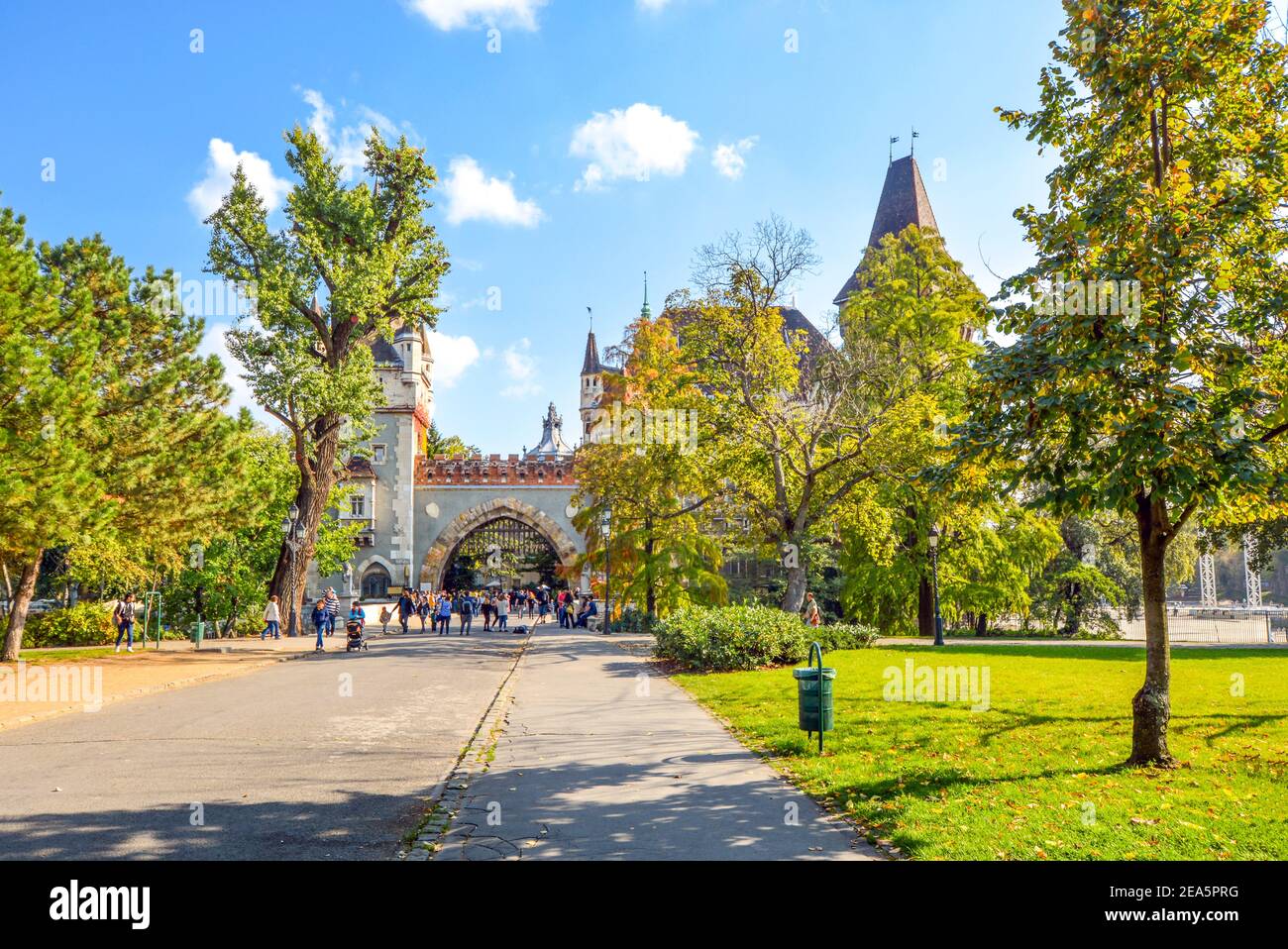 Turisti e ungheresi locali immettere Castello Vajdahunyad nel parco della città di Budapest, Ungheria, costruito nel 1896 come parte della millenaria Fiera. Foto Stock