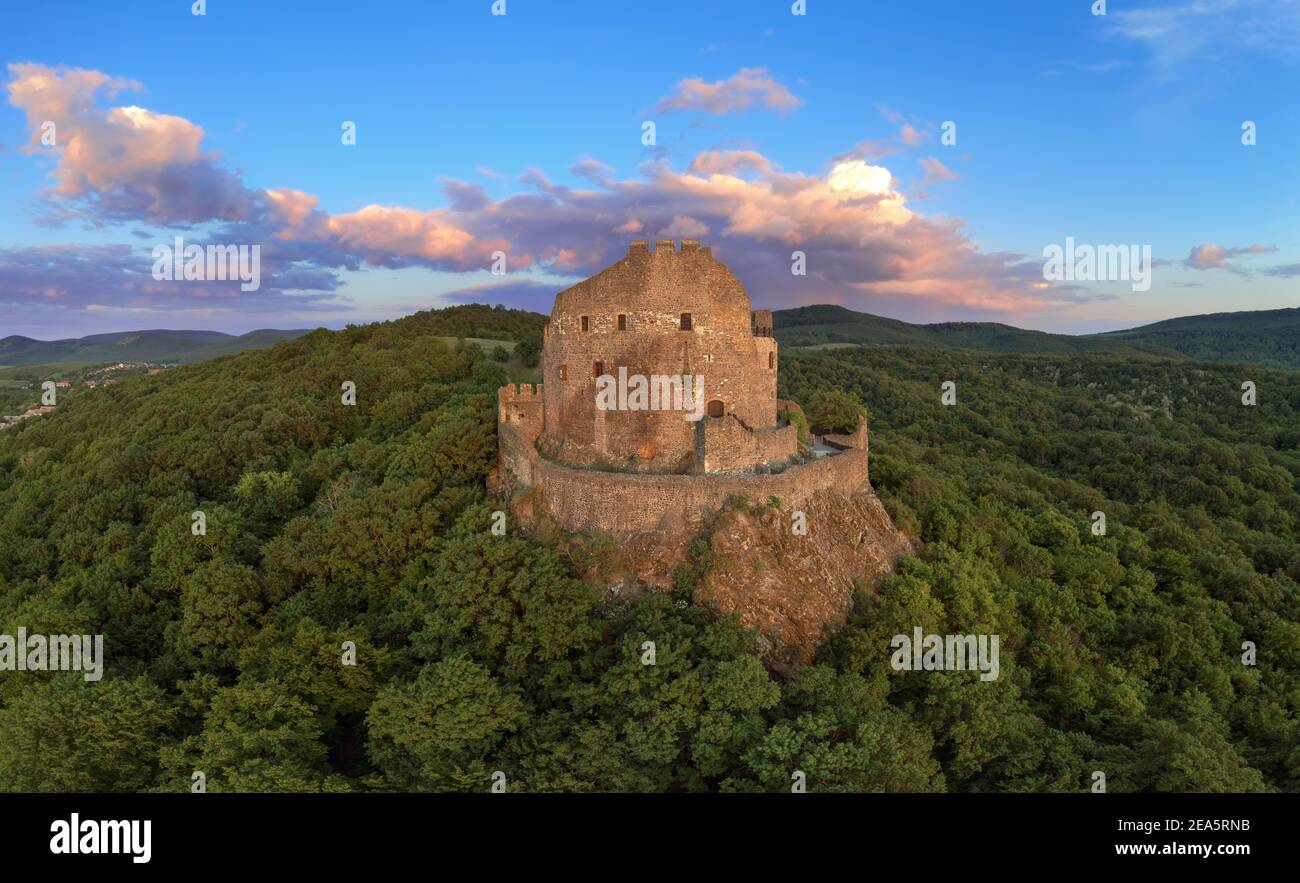 Holloko castello in Ungheria. Questo castello storico medievale si trova nelle colline di Cserhat. Una parte del patrimonio mondiale dell'UNESCO. Famose attrazioni turistiche Foto Stock