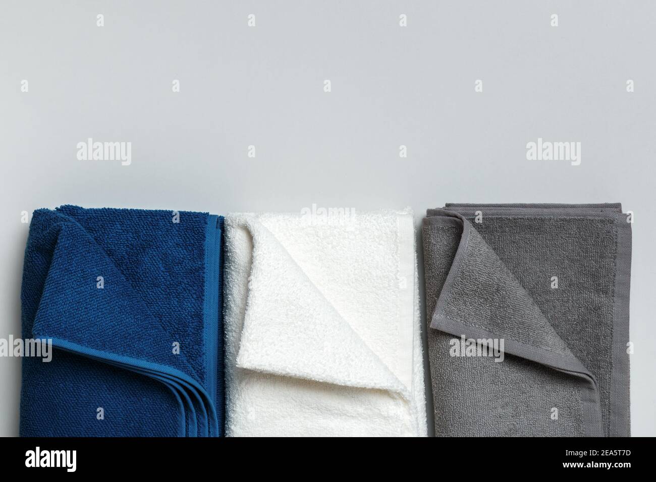 Tre tovagliolo blu, bianco e grigio. Spazio per la copia in posizione piatta della vista dall'alto Foto Stock