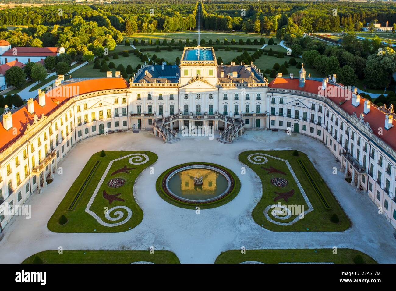 Il Palazzo Esterhazy vicino a Sopron a Fertod, Hunary. Famoso palazzo storico con bellissimo giardino e grande foresta. Patrimonio storico ungherese. Foto Stock