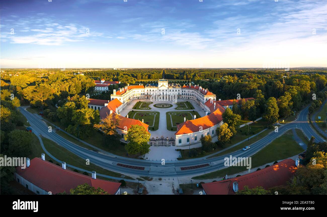 Il Palazzo Esterhazy vicino a Sopron a Fertod, Hunary. Famoso palazzo storico con bellissimo giardino e grande foresta. Patrimonio storico ungherese. Foto Stock