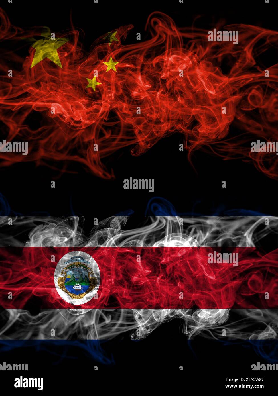 Cina, cinese vs Costa Rica, camice fumé bandiere mistiche affiancate. Bandiere di fumo astratte spesse colorate in seta. Foto Stock