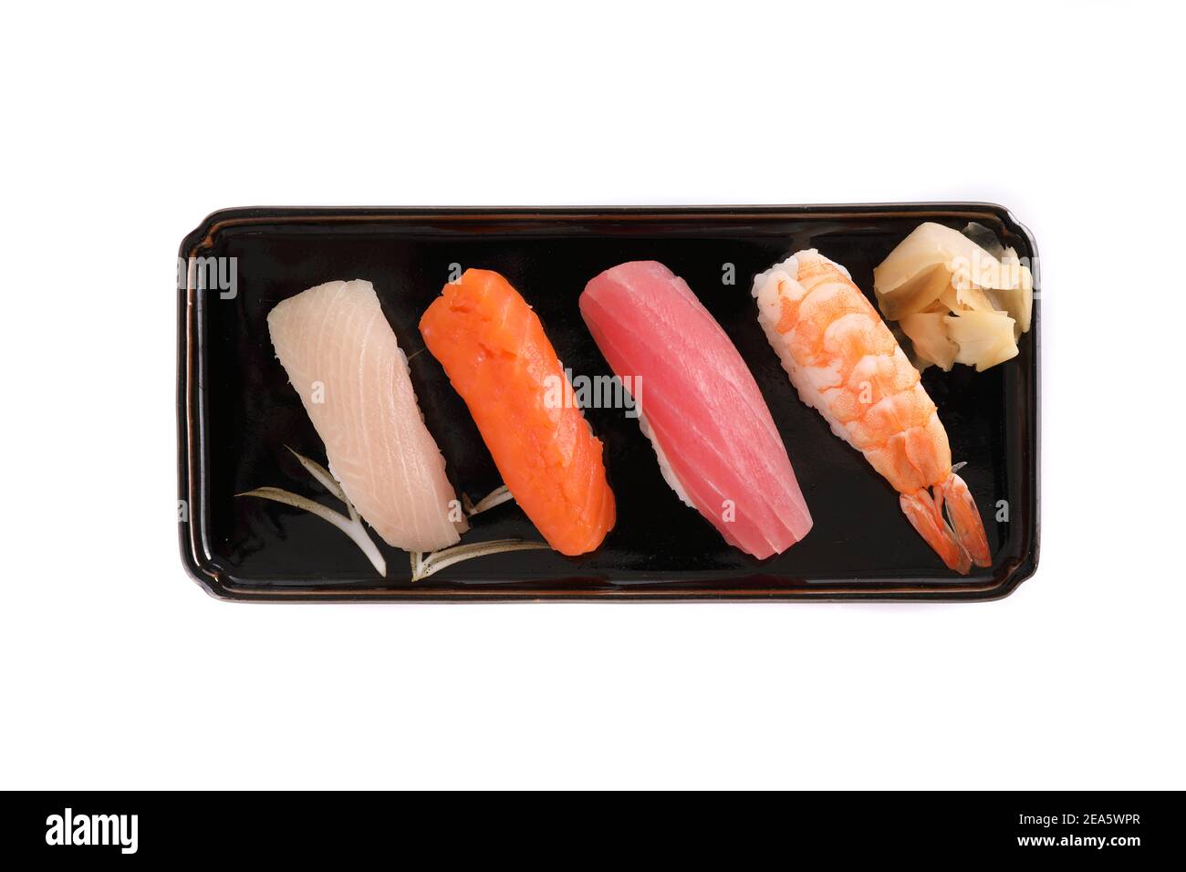 Set di sushi, sushi giapponese cibo salmone tonno gamberi e spigola isolato in fondo bianco Foto Stock