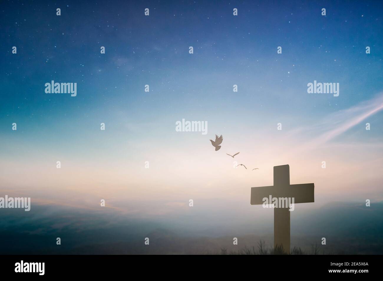 Silhouette gesù cristo crocifisso sulla croce sul calvario tramonto sfondo concetto per il venerdì Santo è risorto nel giorno di pasqua, il Venerdì Santo adorazione in Dio, Foto Stock