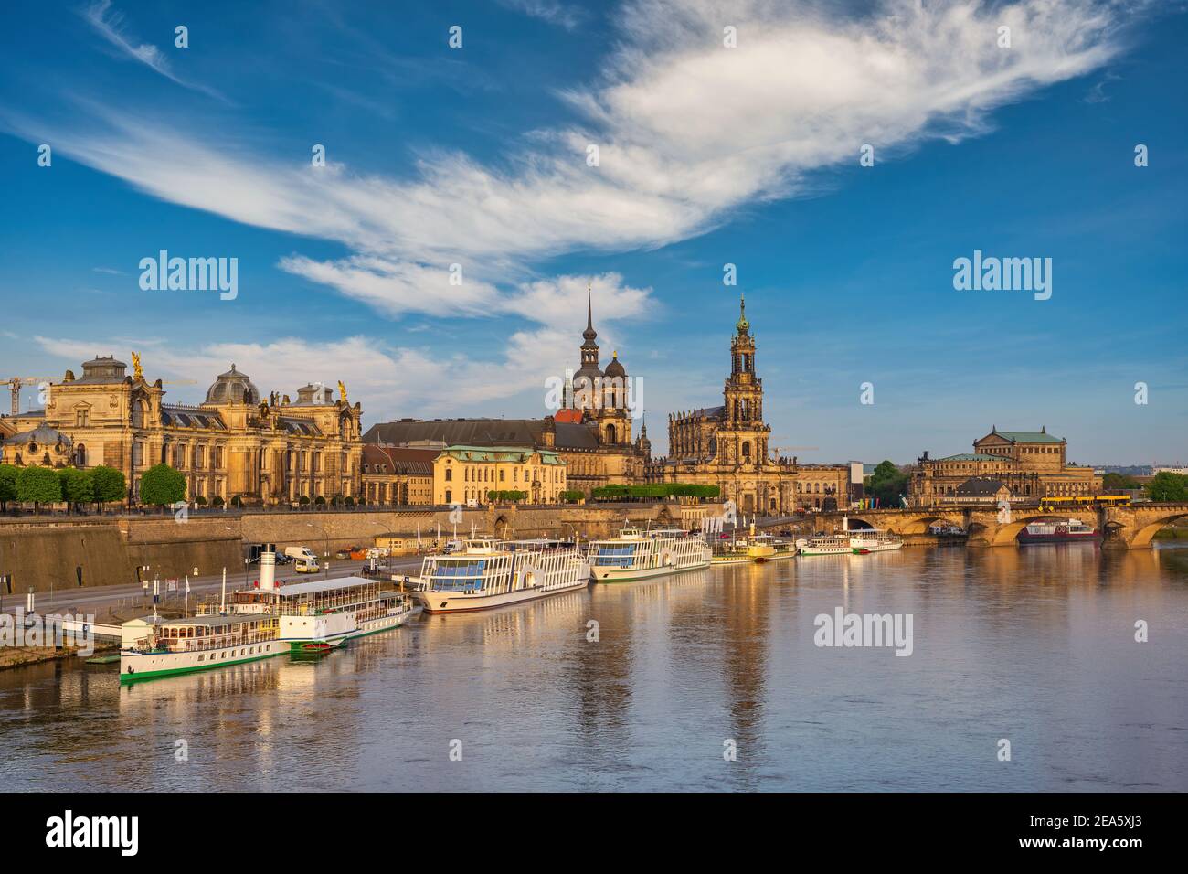 Dresda Germania, skyline della città al fiume Elba Foto Stock