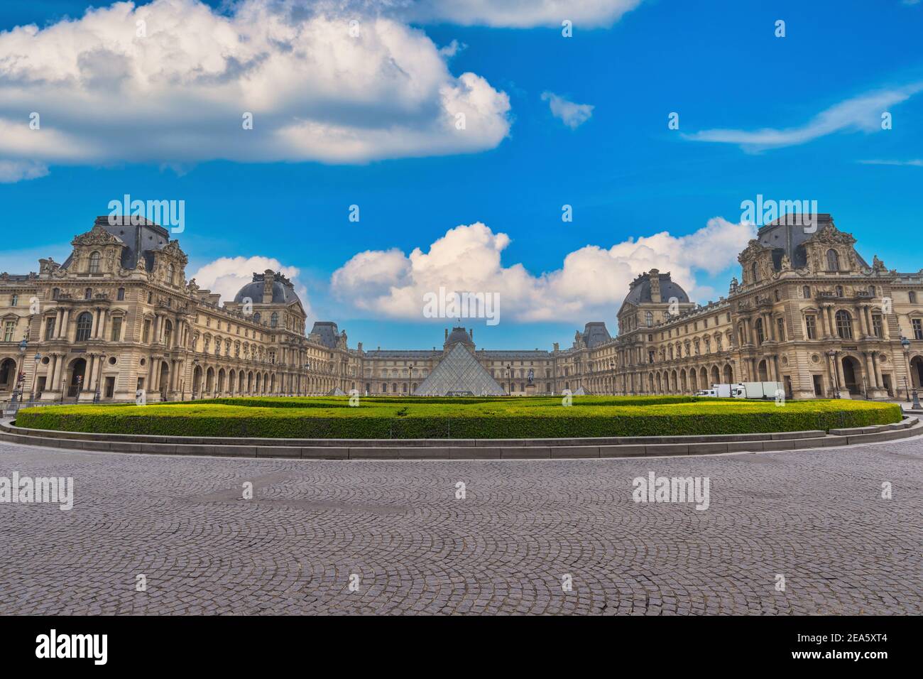 Parigi, Francia - 4 maggio 2017: Skyline di Parigi al Museo del Louvre e alla Piramide Foto Stock