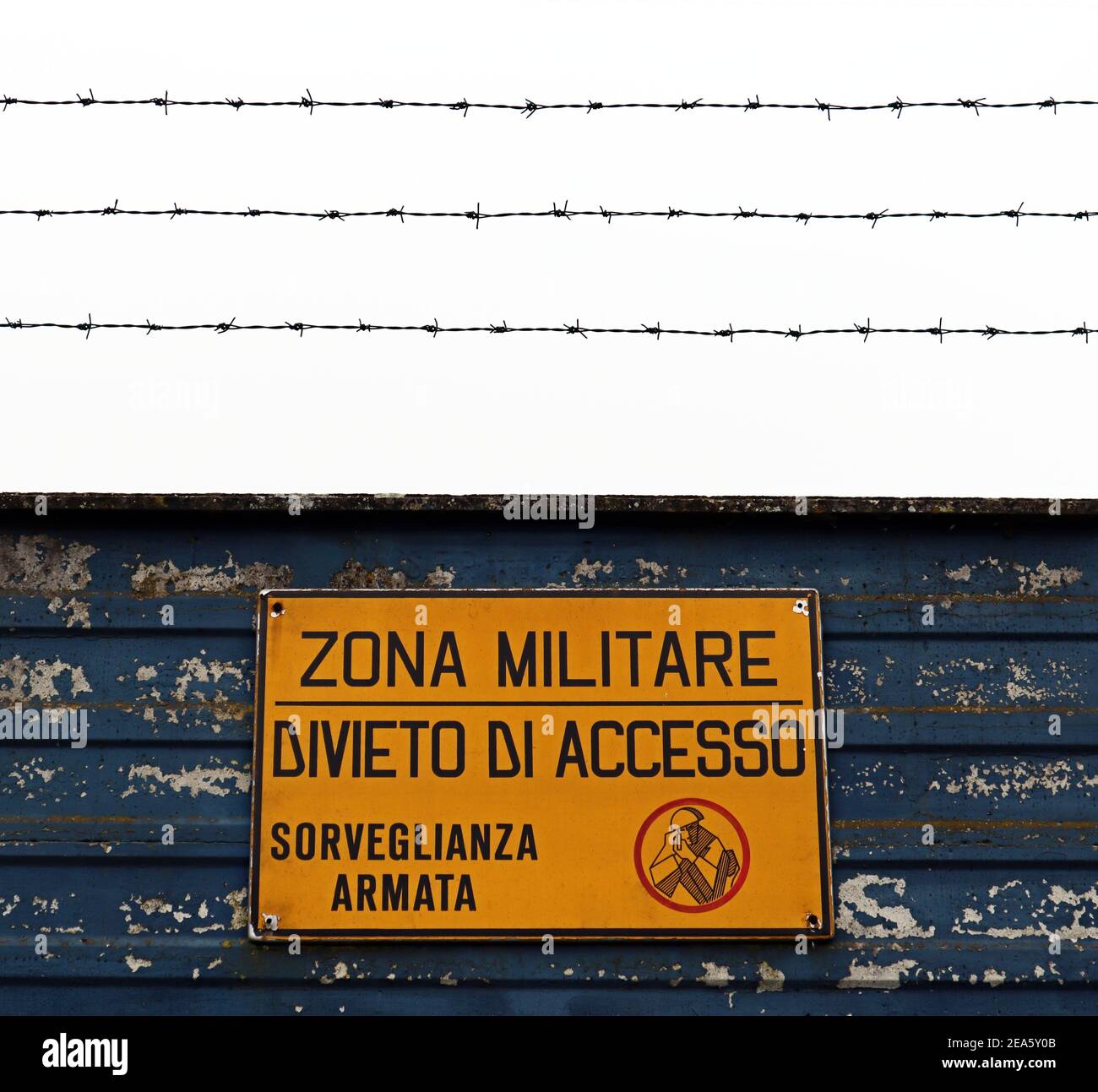 Area militare italiana con segno giallo: 'Zona sanitaria, senza ingresso, sorveglianza armata'. 'Zona militare, divito di accesso, sorvoglianza armata' Foto Stock