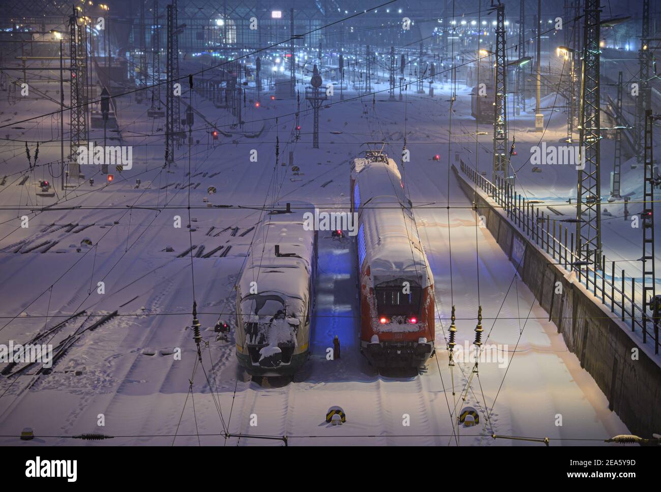 Dresda, Germania. 8 febbraio 2021. Una S-Bahn (r) e un treno Trilex stand sulle piste innevate alla stazione centrale di Dresda la mattina presto. Credit: Robert Michael/dpa-Zentralbild/dpa/Alamy Live News Foto Stock