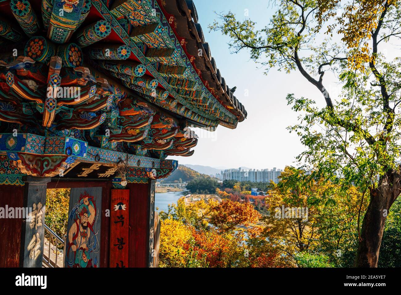 Miryang, Corea - 8 Novembre 2020 : Tempio di Mucongsa e vista della città di Miryang e del fiume in autunno Foto Stock