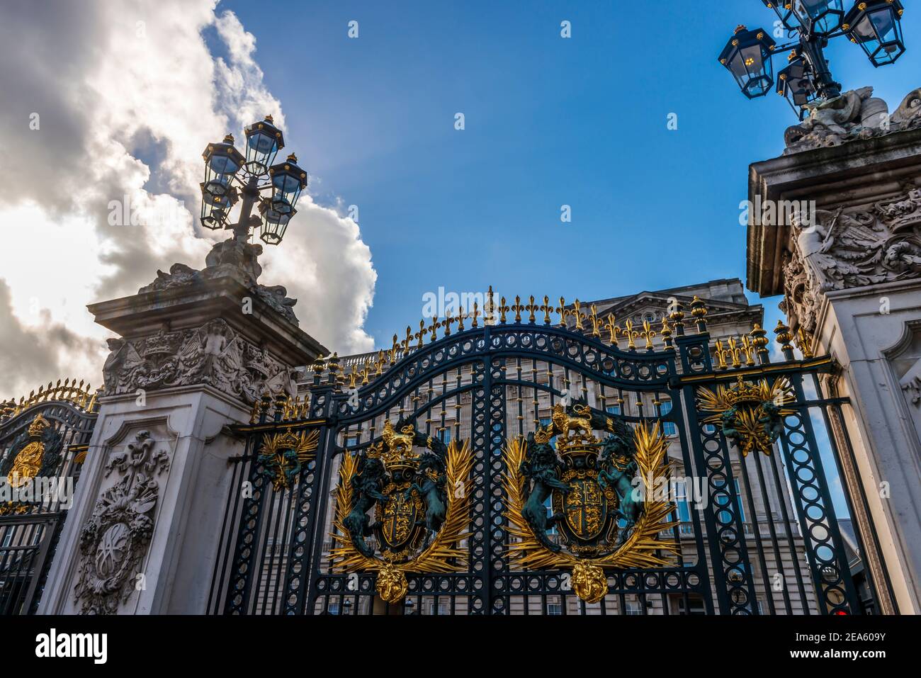 Le porte d'ingresso principali di Buckingham Royal Palace a Londra, Inghilterra, Regno Unito Foto Stock