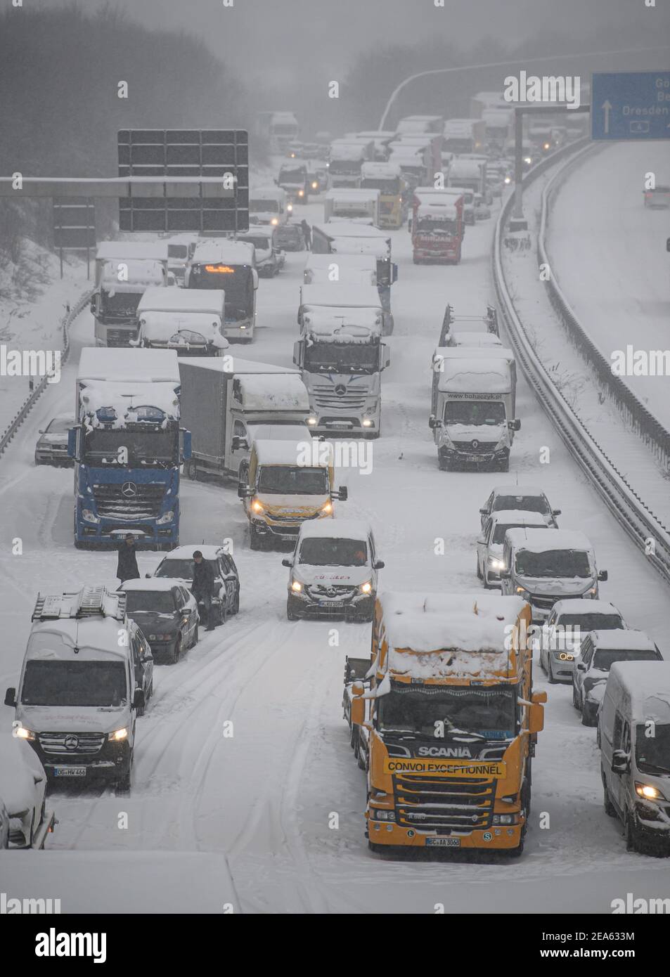 Dresda, Germania. 8 febbraio 2021. Auto e camion sono bloccati in ingorghi sul Autobahn 4 verso Francoforte vicino Dresda a causa della nevicata. Credit: Robert Michael/dpa-Zentralbild/dpa/Alamy Live News Foto Stock